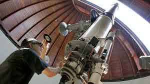 Astrónomo operando un telescopio