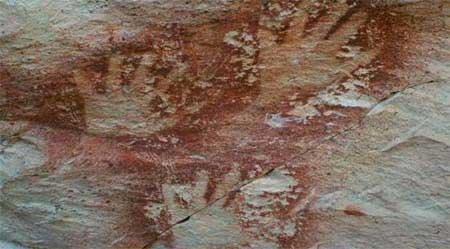 Negativo de manos, tema universal de la pintura rupestre.
