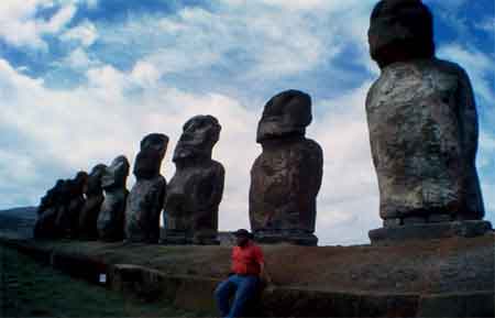 El moai es una estatua de piedra monolítica.