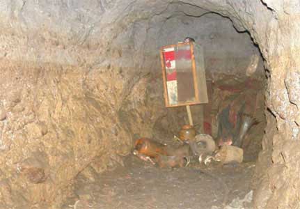 Ofrenda contemporánea al interior de la Cueva del Pillo en la cañada de Huetziatl.