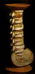 Vaso ritual mixteca que representa a la columna vertebral con su pelvis.