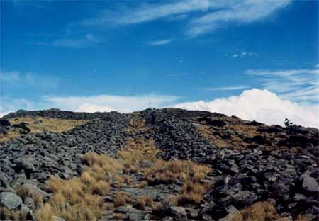 Calzada de acceso prehispánica que conduce al tetzacualco de el Monte Tláloc
