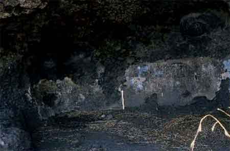 La cueva C-106 muestra sus estucos lastimosamente alterados por el grafiti