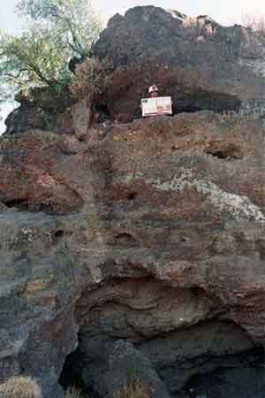 Las cuevas C-001 (superior) y C-002 (inferior) del Grupo V de la Cima.