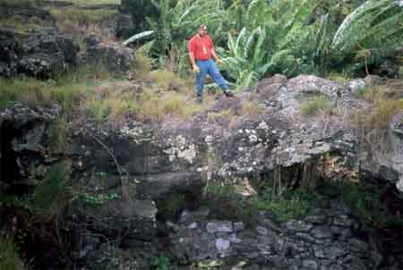En uno de los accesos de la cueva Ana Te Pahu