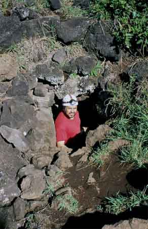 Acceso controlado posiblemente de carácter defensivo en la cueva Ana Maunga Hiva.