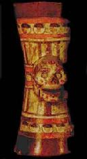 Vaso ceremonial bicónico policromado con representación de un cráneo al centro